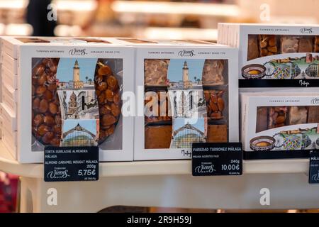 Malaga, Spagna - FEB 27, 2022: Dolci tipici locali di Malaga venduti presso il negozio di Vicens Vicens. Foto Stock