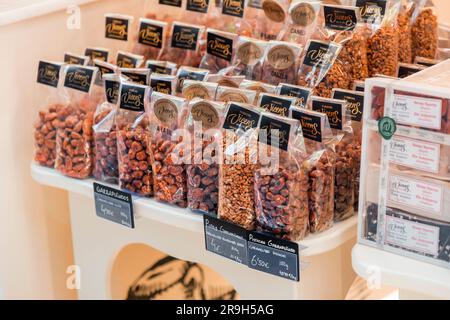 Malaga, Spagna - FEB 27, 2022: Dolci tipici locali di Malaga venduti presso il negozio di Vicens Vicens. Foto Stock