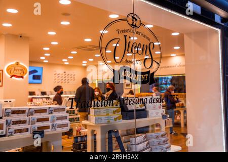 Malaga, Spagna - FEB 27, 2022: Dolci tipici locali di Malaga venduti presso il negozio di Vicens Vicens. Foto Stock
