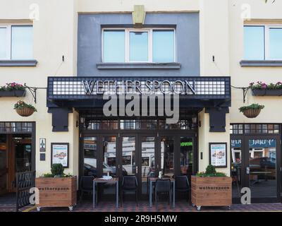 BEXHILL ON SEA, Regno Unito - 5 GIUGNO 2023: Cartello per il pub Wetherspoon Foto Stock