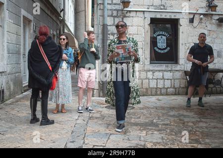 Montenegro, 13 aprile 2023: Un gruppo di turisti a St Piazza Tryphon nel centro storico di Kotor Foto Stock