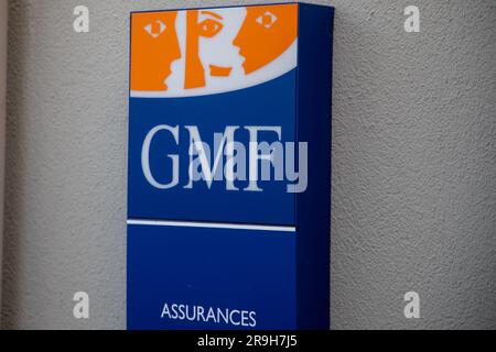 annecy , Francia - 06 16 2023 : sigla e logo GMF marchio della compagnia di assicurazione agenzia della mutua garanzia francese dei funzionari pubblici Foto Stock