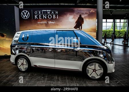 Star Wars Mandalorian und Obi Wan Kenobi ID.Buzz Modelle auf dem VW Bus Festinal 2023 ad Hannover Foto Stock