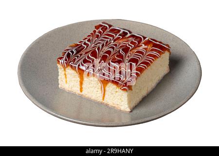 Fetta di torta Trilece isolata su sfondo bianco. Torta al latte e caramello. Prodotti da forno. Dolci messicani. primo piano Foto Stock