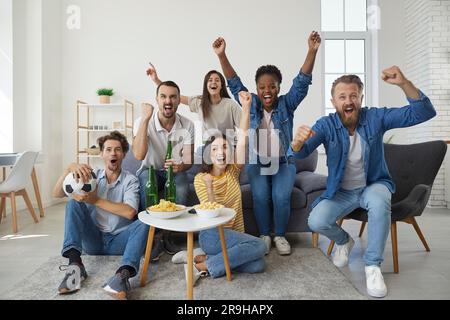 I giovani guardano una partita di calcio in TV. Foto Stock