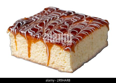 Fetta di torta Trilece isolata su sfondo bianco. Torta al latte e caramello. Prodotti da forno. Dolci messicani. primo piano Foto Stock