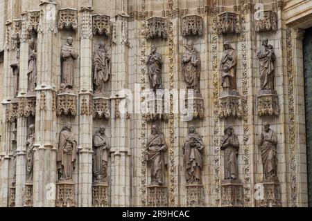 SIVIGLIA, SPAGNA - 21 MAGGIO 2017: Questo è un frammento della facciata gotica dell'antica cattedrale. Foto Stock