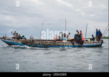 Nairobi. 22 giugno 2023. I pescatori pescano a Kwale, in Kenya, il 22 giugno 2023. PER ANDARE CON "Feature: I pescatori costieri del Kenya si rallegrano per l'esportazione di acciughe in Cina" credito: Wang Guansen/Xinhua/Alamy Live News Foto Stock