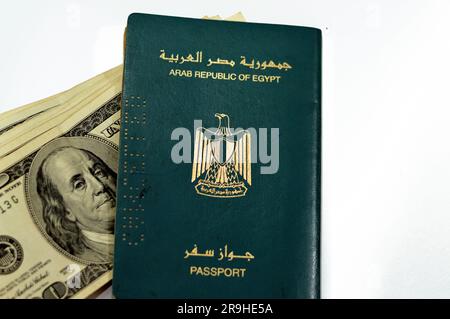 Passaporto egiziano con dollari americani di 100 banconote da 100 dollari statunitensi, passaporto della repubblica Araba d'Egitto con la repubblica popolare d'Egitto Foto Stock