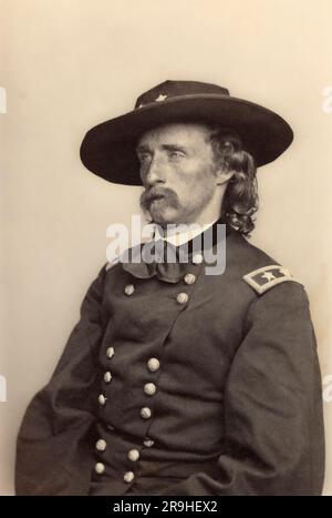 George Armstrong Custer, 1839–1876. Ufficiale dell'esercito degli Stati Uniti e comandante di cavalleria nella guerra civile americana e nelle guerre indiane americane che fu ucciso insieme alla maggior parte del suo comando nella battaglia di Little Bighorn. Foto Stock