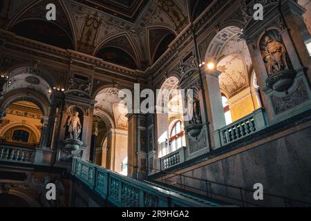 La splendida sala principale del Museo di storia naturale di Vienna, Austria Foto Stock