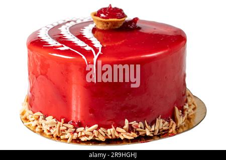 Torta di lamponi isolata su sfondo bianco. Torta di compleanno o di festa ricoperta di lampone all'esterno e ripiena di frutta di bosco. Speciale Foto Stock