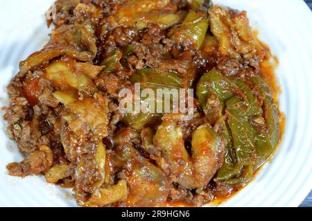 Moussaka, una ricetta a base di melanzane o di patate, peperoni e peperoni che spesso include carne macinata, molto comune nei Balcani e. Foto Stock