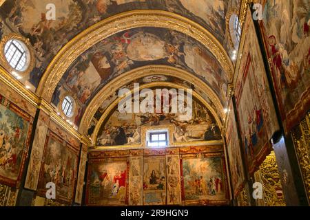 L'allegoria del Trionfo dell'ordine di San Giovanni dipinto da Mattia preti sulla parete interna della navata principale di San Concattedrale di Giovanni a la Valletta, Foto Stock