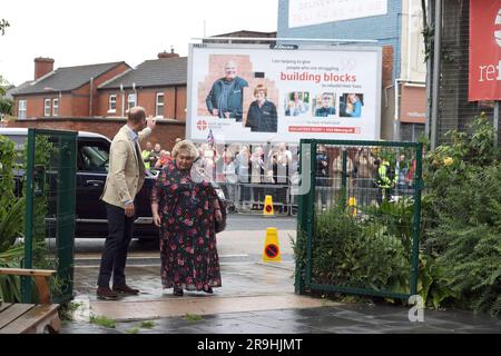 Il principe di Galles viene accolto da Dame Fionnuala Mary Jay-o'Boyle in vista di una visita alla missione East Belfast presso lo Skainos Centre di Belfast, come parte del suo tour nel Regno Unito per lanciare un progetto volto a porre fine ai senzatetto. Data foto: Martedì 27 giugno 2023. Foto Stock