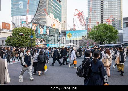 2023 Shibuya Crossing Scramble città di Tokyo, attraversamento più trafficato del mondo, famoso monumento storico di Shibuya ricco di folle di persone, Giappone Foto Stock