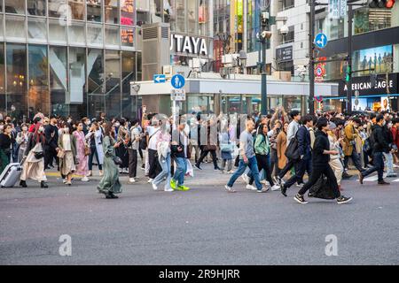 2023 Shibuya Crossing Scramble città di Tokyo, attraversamento più trafficato del mondo, famoso monumento storico di Shibuya ricco di folle di persone, Giappone Foto Stock