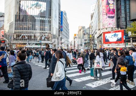 2023 Shibuya Crossing Scramble città di Tokyo, attraversamento più trafficato del mondo, famoso monumento storico di Shibuya ricco di folle di persone, Giappone Foto Stock