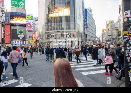 2023 Shibuya Crossing Scramble città di Tokyo, attraversamento più trafficato del mondo, famoso monumento storico di Shibuya ricco di folle di persone, Giappone Foto Stock