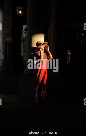 Palais Royal con il mio abito contadino russo, donna asiatica di mezza età alla moda a Parigi Foto Stock