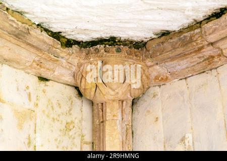 Boss del tetto in pietra intagliata nel portico della chiesa, presumibilmente Giovanna di Navarra moglie di re Enrico IV, Harberton, sud Devon, Inghilterra, Regno Unito Foto Stock