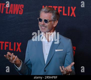 Los Angeles, Stati Uniti. 26 giugno 2023. Il membro del cast Pierce Brosnan partecipa alla prima del film commedia romantica "The Out-Laws" al Regal LA Live di Los Angeles lunedì 26 giugno 2023. Storyline: Un manager di banca che sta per sposare l'amore della sua vita. Quando la sua banca viene trattenuta dai famigerati Ghost Bandits durante la sua settimana di nozze, crede che i suoi futuri suoceri che sono appena arrivati in città siano i famigerati fuorilegge. Foto di Jim Ruymen/UPI credito: UPI/Alamy Live News Foto Stock