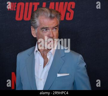 Los Angeles, Stati Uniti. 26 giugno 2023. Il membro del cast Pierce Brosnan partecipa alla prima del film commedia romantica "The Out-Laws" al Regal LA Live di Los Angeles lunedì 26 giugno 2023. Storyline: Un manager di banca che sta per sposare l'amore della sua vita. Quando la sua banca viene trattenuta dai famigerati Ghost Bandits durante la sua settimana di nozze, crede che i suoi futuri suoceri che sono appena arrivati in città siano i famigerati fuorilegge. Foto di Jim Ruymen/UPI credito: UPI/Alamy Live News Foto Stock