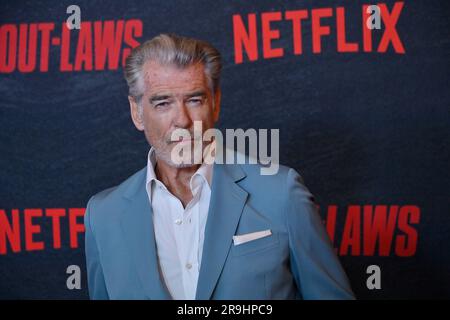 Los Angeles, Stati Uniti. 26 giugno 2023. Il membro del cast Pierce Brosnan partecipa alla prima del film commedia romantica "The Out-Laws" al Regal LA Live di Los Angeles lunedì 26 giugno 2023. Storyline: Un manager di banca che sta per sposare l'amore della sua vita. Quando la sua banca viene trattenuta dai famigerati Ghost Bandits durante la sua settimana di nozze, crede che i suoi futuri suoceri che sono appena arrivati in città siano i famigerati fuorilegge. Foto di Jim Ruymen/UPI credito: UPI/Alamy Live News Foto Stock