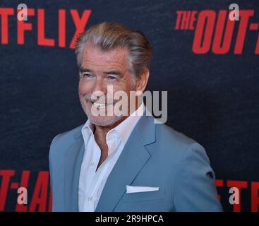 Los Angeles, Stati Uniti. 26 giugno 2023. Il membro del cast Pierce Brosnan partecipa alla prima del film commedia romantica "The Out-Laws" al Regal LA Live di Los Angeles lunedì 26 giugno 2023. Storyline: Un manager di banca che sta per sposare l'amore della sua vita. Quando la sua banca viene trattenuta dai famigerati Ghost Bandits durante la sua settimana di nozze, crede che i suoi futuri suoceri che sono appena arrivati in città siano i famigerati fuorilegge. Foto di Jim Ruymen/UPI credito: UPI/Alamy Live News Foto Stock