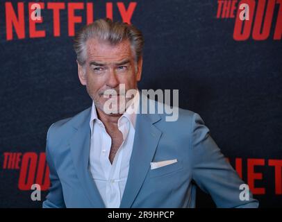 Los Angeles, Stati Uniti. 26 giugno 2023. Il membro del cast Pierce Brosnan partecipa alla prima del film commedia romantica "The Out-Laws" al Regal LA Live di Los Angeles lunedì 26 giugno 2023. Storyline: Un manager di banca che sta per sposare l'amore della sua vita. Quando la sua banca viene trattenuta dai famigerati Ghost Bandits durante la sua settimana di nozze, crede che i suoi futuri suoceri che sono appena arrivati in città siano i famigerati fuorilegge. Foto di Jim Ruymen/UPI credito: UPI/Alamy Live News Foto Stock