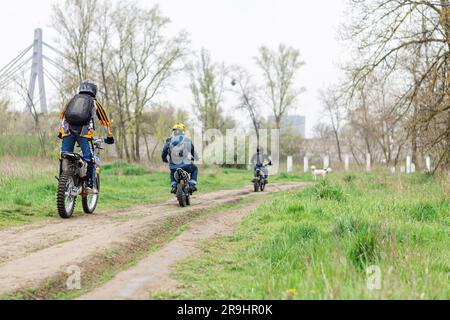 Kiev, Ucraina, 22 maggio 2021. I motociclisti sportivi viaggiano su una strada sterrata nella foresta. Foto Stock