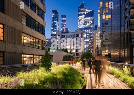 High Line Park Promenade a Chelsea con vista sui grattacieli dell'Hudson Yards. Serata estiva a Manhattan, New York Foto Stock