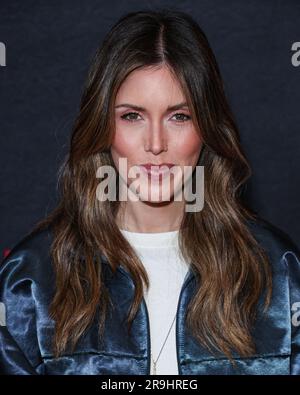 LOS ANGELES, CALIFORNIA, USA - GIUGNO 26: L'attrice americana Kayla Ewell arriva alla Los Angeles Premiere di "The Out-Laws" di Netflix tenutasi al Regal LA Live il 26 giugno 2023 a Los Angeles, California, Stati Uniti. (Foto di Xavier Collin/Image Press Agency) Foto Stock