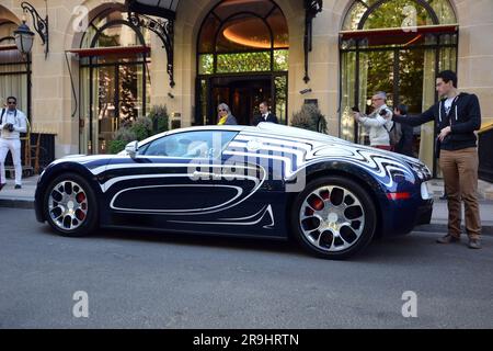 Bugatti Veyron "l'or Blanc" ("Oro bianco") parcheggiata a Parigi, 18 aprile 2015. Creato da Bugatti e dalla manifattura reale di porcellana di Berlino. Foto Stock