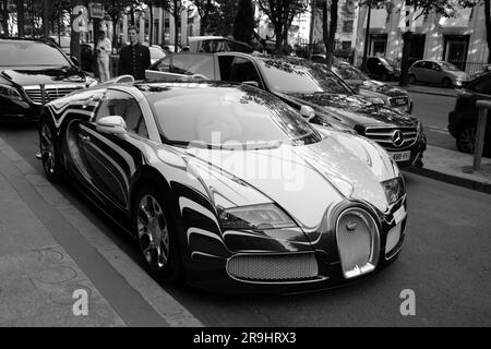 Esclusiva Bugatti Veyron 'l'or Blanc' (oro bianco) parcheggiata a Parigi il 18 aprile 2015. Creato da Bugatti e dalla manifattura reale di porcellana di Berlino Foto Stock