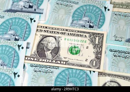 Sfondo di banconote in dollari americani con la nuova banconota egiziana da 20 EGP LE Twenty in polimero con Mohamed Ali Mos Foto Stock