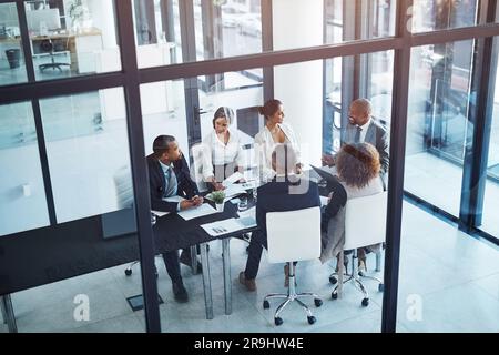 Collaborazione, riunioni aziendali e team in discussione in ufficio per il brainstorming o la pianificazione. Lavoro di squadra, azienda e gruppo di persone aziendali Foto Stock