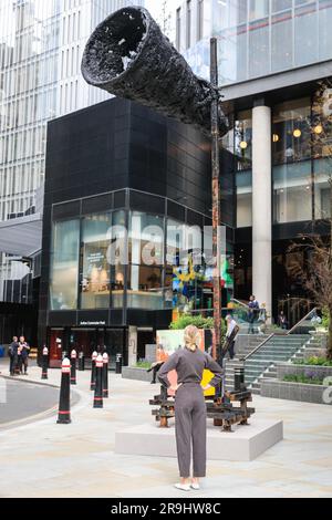 Londra, Regno Unito. 27 giugno 2023. Personale e pubblico generale con Phyllida Barlow's Untitled: Megaphone, 2014La dodicesima edizione di Sculpture in the City outdoor sculpture trail nella City di Londra ritorna con 18 opere d'arte in mostra gratuita. Crediti: Imageplotter/Alamy Live News Foto Stock