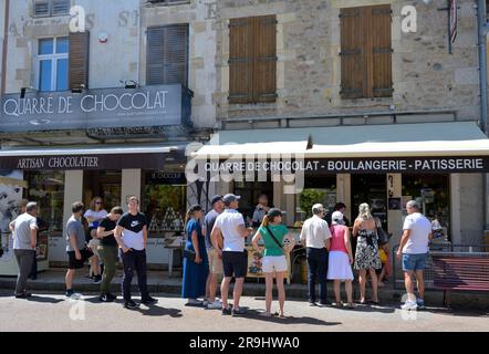 Quarre de Chocolat è un punto di ristoro estremamente popolare nel villaggio di Quarre les Tombes - aspettatevi una fila di 1000 metri e un'ora di attesa, Yonne FR Foto Stock