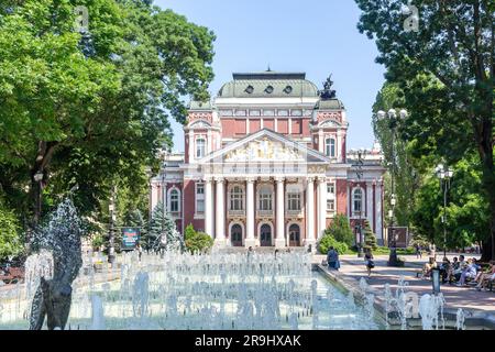 Fontana ballerina danzante e Teatro Nazionale Ivan Vazov, Giardino cittadino, Centro città, Sofia, Repubblica di Bulgaria Foto Stock