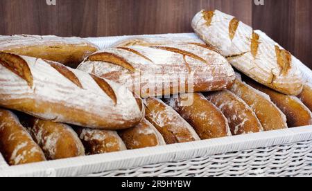 Pane in cestino, presentazione di prodotti da forno e cibo con prodotti da forno, prodotti a base di grano in negozio e catering. Baguette, settore alberghiero con caffè o. Foto Stock