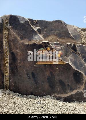 Scoperta di una natura morta dai nuovi scavi a Pompei, Italia, il 2023 giugno. Sembra una pizza, su questo dipinto pompeiano di 2000 anni fa, ma ovviamente non può essere, in senso stretto, dato che mancavano alcuni degli ingredienti più caratteristici, cioè pomodori e mozzarella. Tuttavia, come dimostrato da un'analisi iconografica iniziale di un affresco con natura morta, Recentemente emersa come parte dei nuovi scavi nella penisola 10 della Regio IX a Pompei, ciò che era rappresentato sul muro di un'antica casa pompeiana potrebbe essere un lontano antenato del piatto moderno elevato ad un Foto Stock