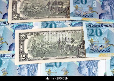 Sfondo di banconote in dollari americani con la nuova banconota egiziana da 20 EGP LE Twenty in polimero con Mohamed Ali Mos Foto Stock