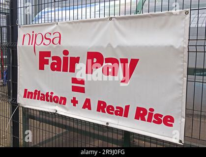 Banner Nipsa a sostegno degli operatori sanitari in Irlanda del Nord, fuori dal Mater Infirmorum Hospital, Crumlin Road, Belfast, Irlanda del Nord, Regno Unito, BT14 6AB Foto Stock