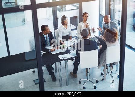 Conversazione, uomini d'affari e team in una riunione per discussione, brainstorming o pianificazione in ufficio. Lavoro di squadra, gruppo e colleghi aziendali Foto Stock