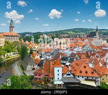 Castello di Cesky Krumlov (sulla sinistra, si risale al 1240) e città vista a molla (Repubblica Ceca). Foto Stock