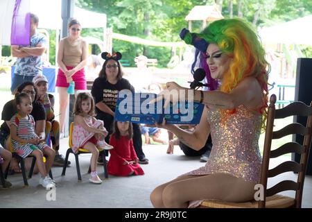 Drag queen storytime all'evento Pride in the Park a Lewisboro, Westchester, New York, 2023 Foto Stock