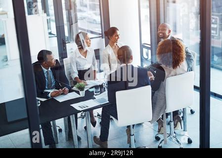 Lavoro di squadra, riunioni e uomini d'affari in discussione in ufficio per il brainstorming o la pianificazione. Collaborazione, azienda e gruppo di dipendenti aziendali Foto Stock