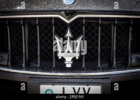 Logo Real Maserati (logo "Trident") sulla griglia anteriore della vettura Foto Stock