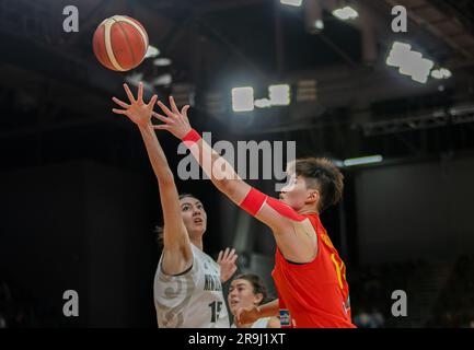 Sydney, Australia. 27 giugno 2023. La Tang Yu (R) della Cina compete durante il girone A match tra Cina e nuova Zelanda alla FIBA Women's Asia Cup 2023 a Sydney, Australia, il 27 giugno 2023. Credito: HU Jingchen/Xinhua/Alamy Live News Foto Stock